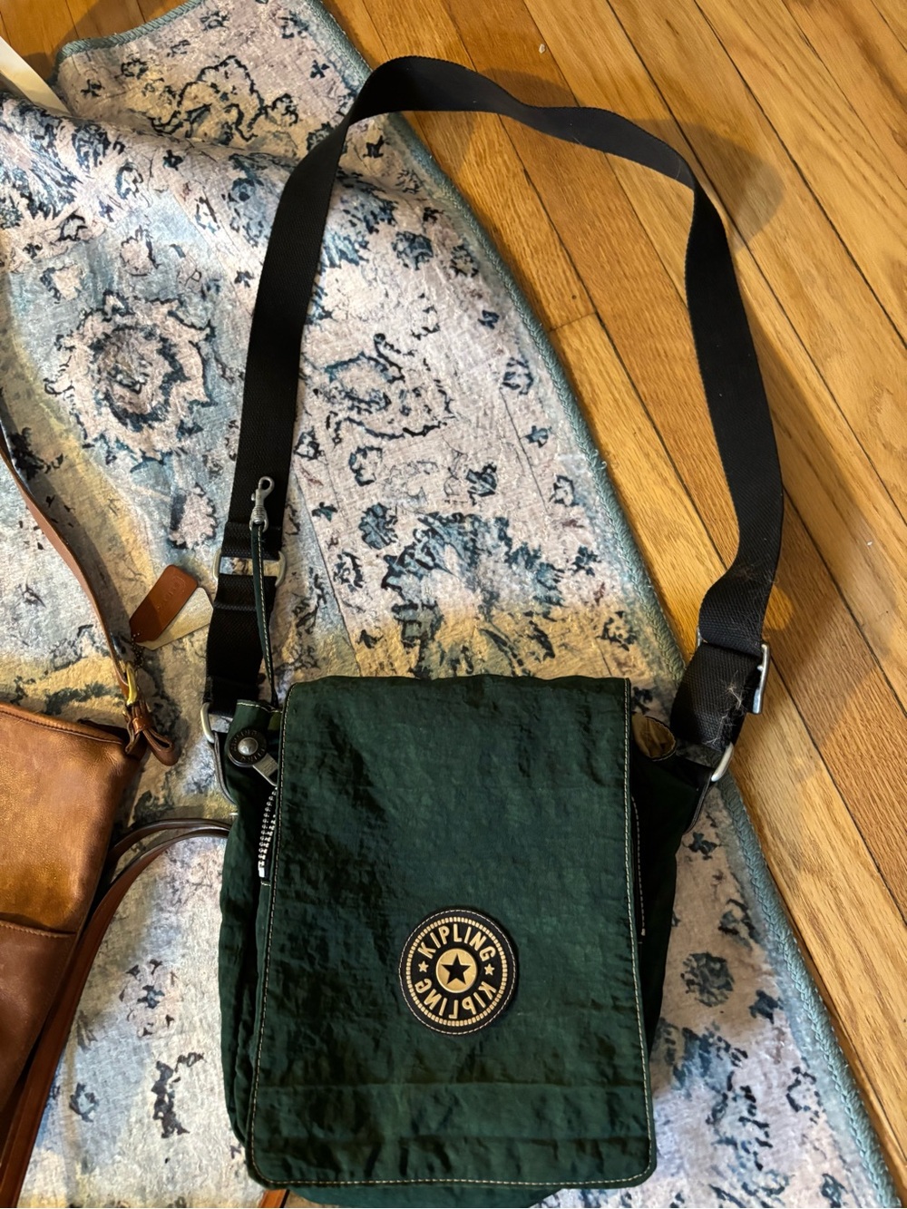 Vintage Kipling crossbody in Dark Green with belt loop and card holder